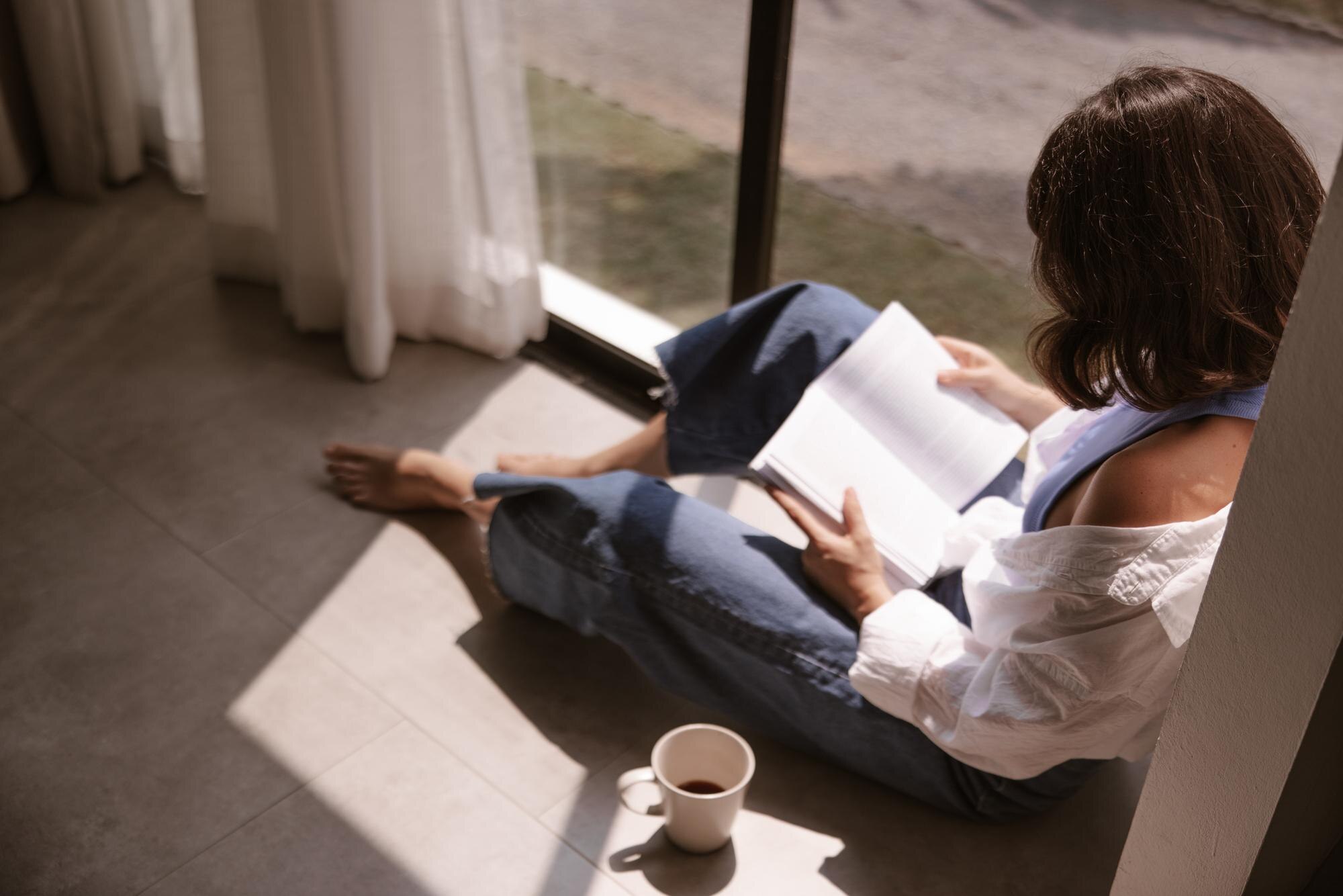 Espacio de lectura minimalista
